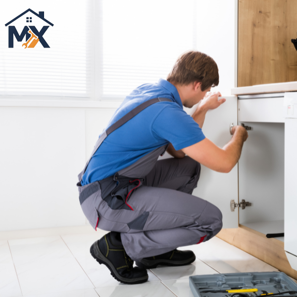 Đưa ra quyết định sáng suốt: Tự sửa tủ gỗ hay thuê thợ, cân nhắc dựa trên các yếu tố