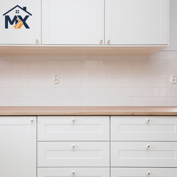 Bảng giá tham khảo chi tiết cho các hạng mục sửa chữa tủ bếp gỗ phổ biến